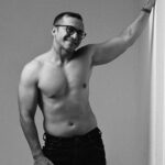 Radialista de Boquim celebra 44 anos com ensaio ousado e repercute nas redes sociais