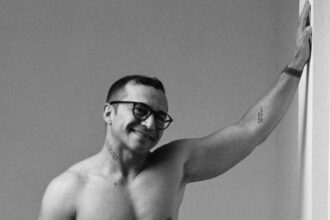 Radialista de Boquim celebra 44 anos com ensaio ousado e repercute nas redes sociais