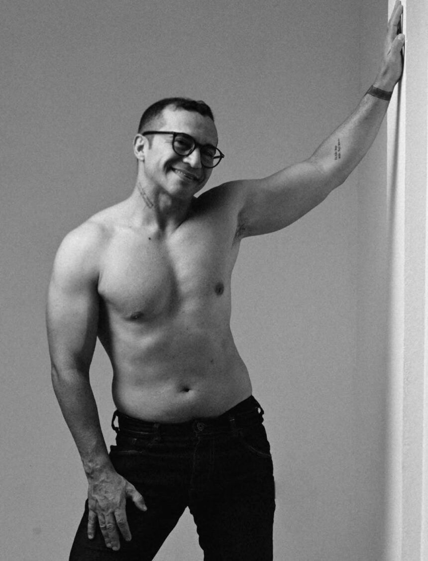 Radialista de Boquim celebra 44 anos com ensaio ousado e repercute nas redes sociais