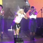 Pabllo Vittar agita o Fasc, dança com intérprete de Libras e bebe cachaça de fã