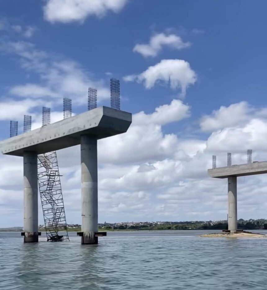 Ponte entre Neópolis e Penedo avança e já tem vários pilares concluídos