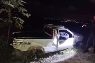 Carro cai em ribanceira e fica destruído em Itabaianinha