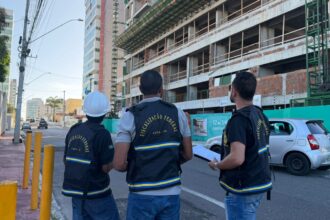Elevador de obra despenca do 6º andar e deixa duas pessoas feridas na Zona Sul de Aracaju