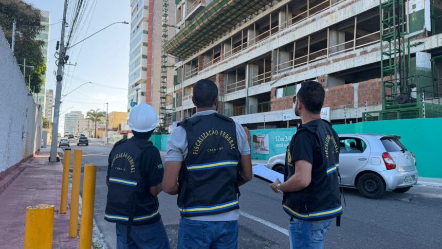Elevador de obra despenca do 6º andar e deixa duas pessoas feridas na Zona Sul de Aracaju