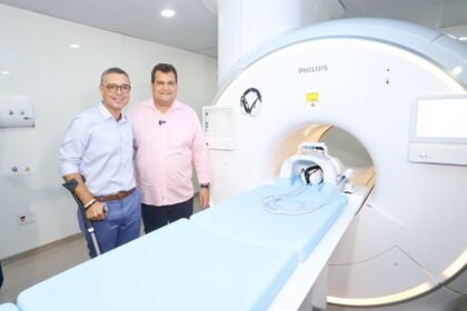 Fábio Mitidieri entrega aparelhos de ressonância para o Huse e o Cadi