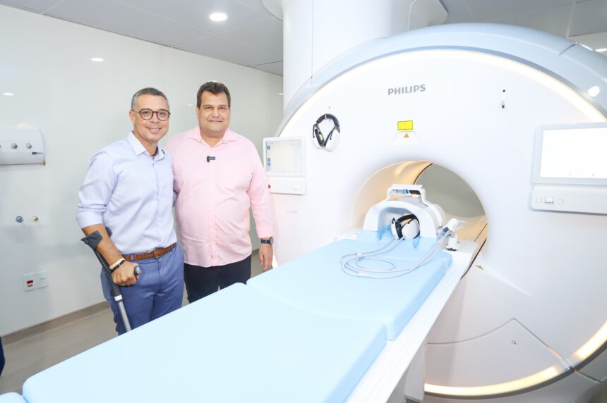 Fábio Mitidieri entrega aparelhos de ressonância para o Huse e o Cadi