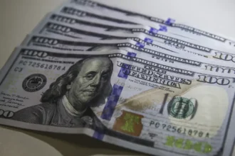 Dólar cai para R$ 4,95 e fecha no menor valor em dois anos