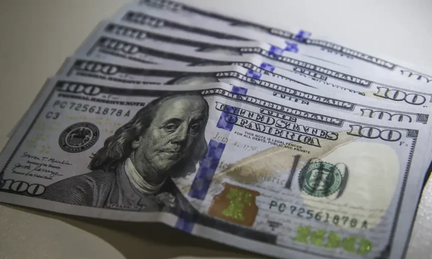 Dólar cai para R$ 4,95 e fecha no menor valor em dois anos