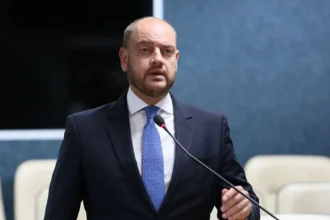Governador em exercício do Rio troca comando de secretarias