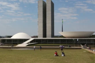 Alcolumbre fatia votação do PL da Dosimetria; governo denuncia manobra