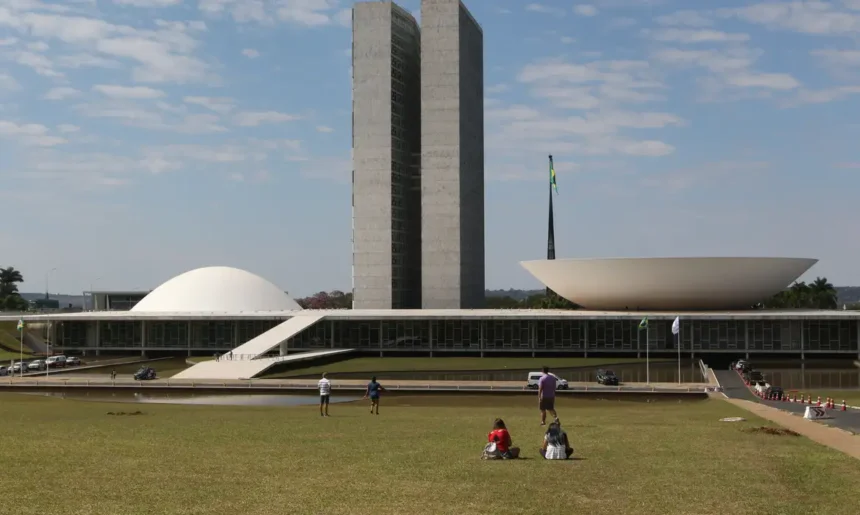 Alcolumbre fatia votação do PL da Dosimetria; governo denuncia manobra