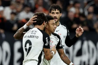 Corinthians derrota Peñarol para seguir 100% na Libertadores
