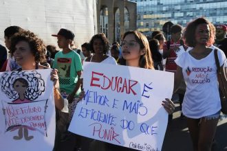 CCJ adia novamente análise de PEC sobre redução da maioridade penal