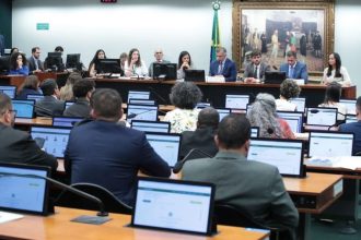 CCJ da Câmara adia análise de PEC sobre redução da maioridade penal