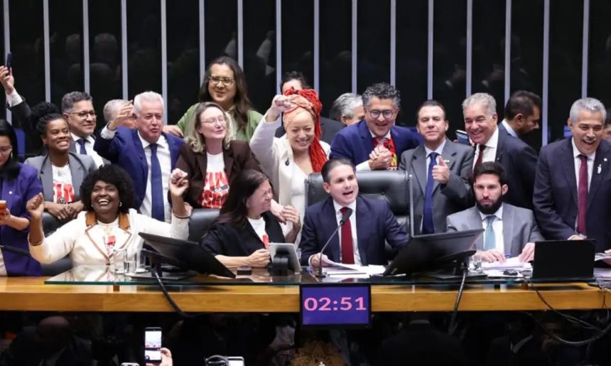 Câmara aprova, em dois turnos, PEC pelo fim da escala 6×1