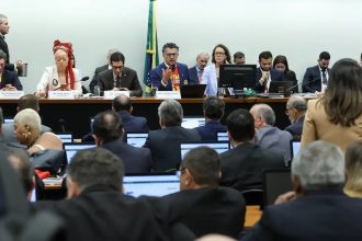 Centrão tenta derrubar transição de 60 dias para fim da escala 6×1