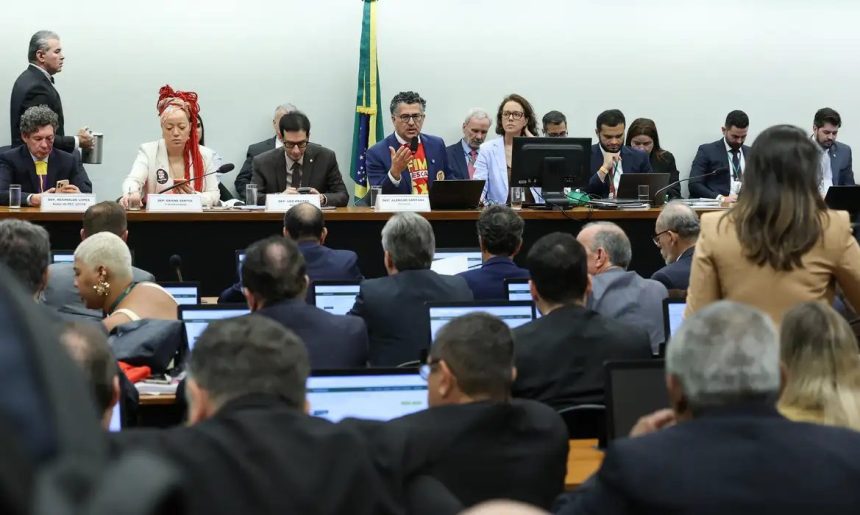 Centrão tenta derrubar transição de 60 dias para fim da escala 6×1