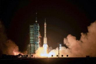 China envia astronauta para missão espacial de um ano