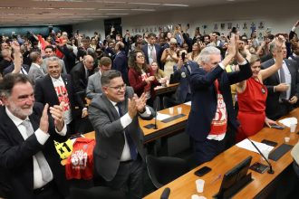 Comissão aprova relatório de PEC que acaba com escala 6X1