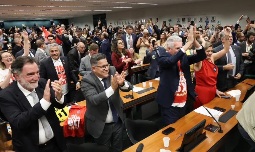 Comissão aprova relatório de PEC que acaba com escala 6X1