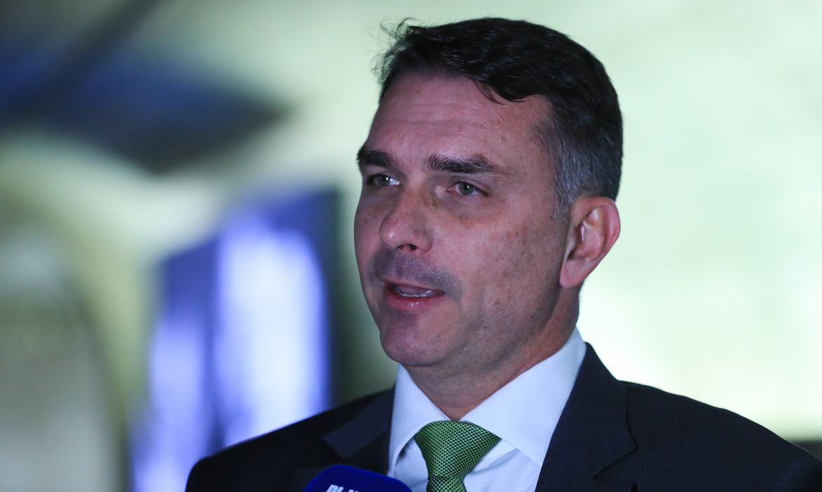Deputados pedem investigação sobre relação entre Vorcaro e Flávio