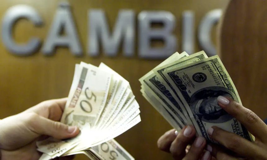 Dólar cai e fecha abaixo de R$ 5, após recuo de Trump no Irã