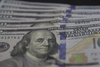 Dólar cai para R$ 5,03 com alívio geopolítico e foco nos EUA