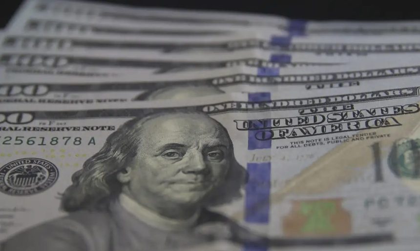 Dólar cai para R$ 5,03 com alívio geopolítico e foco nos EUA