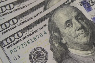 Dólar sobe a R$ 5,06, e bolsa cai com tensão global e ruído político