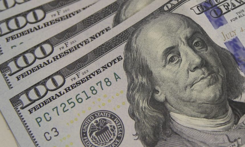 Dólar sobe a R$ 5,06, e bolsa cai com tensão global e ruído político