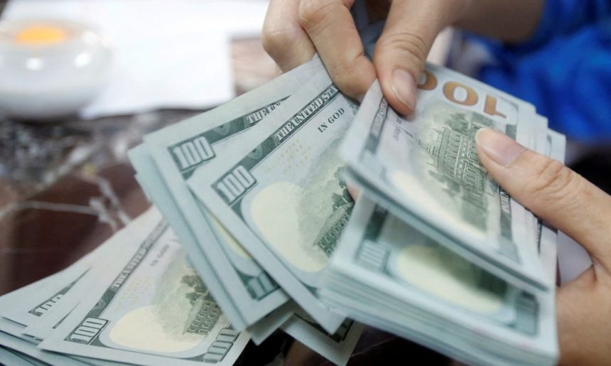 Dólar sobe para R$ 5,06; bolsa cai com IPCA-15 e recuo do petróleo