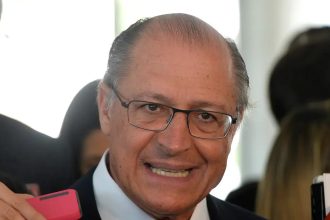 É factoide do clã Bolsonaro para desviar do caso Master, diz Alckmin
