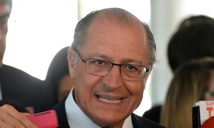 É factoide do clã Bolsonaro para desviar do caso Master, diz Alckmin