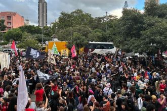 Em ato na capital paulista, estudantes criticam políticas educacionais