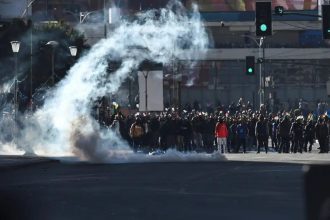 Em meio a protestos, Bolívia revoga lei que limitava estado de exceção