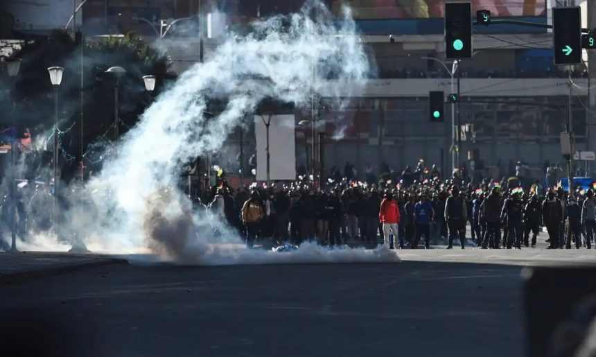 Em meio a protestos, Bolívia revoga lei que limitava estado de exceção