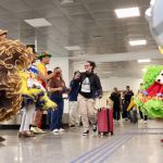 Governo do Estado recepciona turistas com elementos da tradição junina no aeroporto de Aracaju