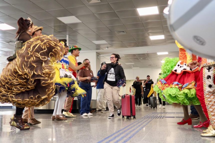 Governo do Estado recepciona turistas com elementos da tradição junina no aeroporto de Aracaju