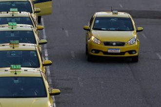 Governo publica MP que destina R$ 30 bi a taxistas e motoristas de app