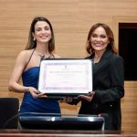 Deputada Lidiane Lucena concede título de cidadã sergipana à cantora Samyra Show
