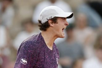 João Fonseca vira sobre croata e vai encarar Djoko em Roland Garros