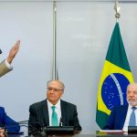 Lula assina MP e zera “taxa das blusinhas”