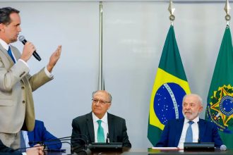Lula assina MP e zera “taxa das blusinhas”