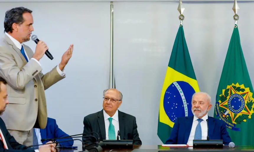 Lula assina MP e zera “taxa das blusinhas”