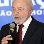 Lula inicia radioterapia após retirada de lesão no couro cabeludo