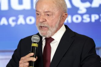 Lula inicia radioterapia após retirada de lesão no couro cabeludo