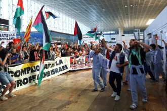 Manifestantes condenam tratamento policial a ativistas da flotilha