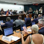 Oposição critica PEC do fim da escala 6×1 durante votação na Comissão