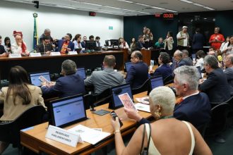 Oposição critica PEC do fim da escala 6×1 durante votação na Comissão