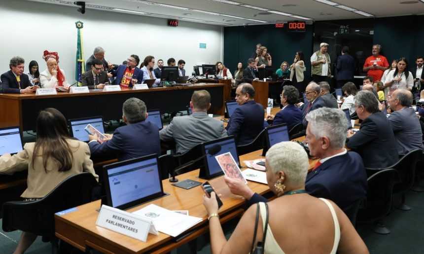 Oposição critica PEC do fim da escala 6×1 durante votação na Comissão
